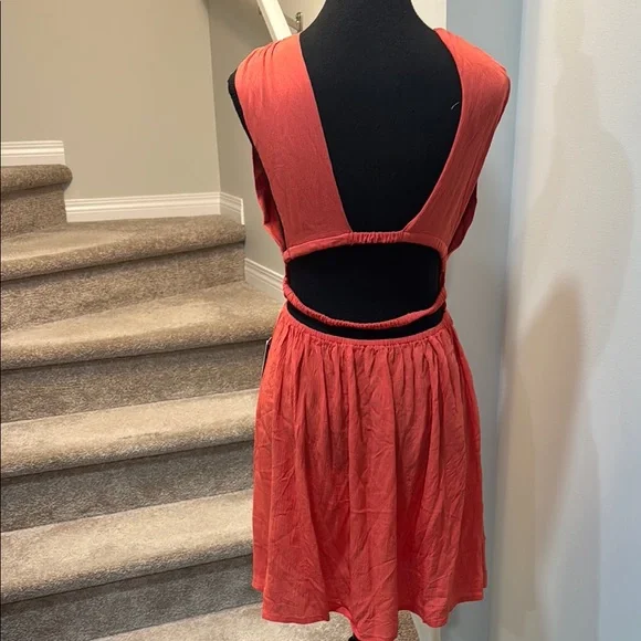 Stylish Red Open-Back Dress - Picture 4 of 5